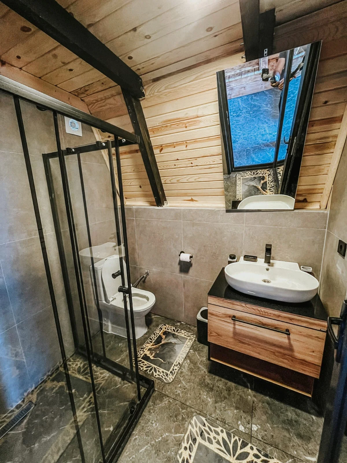 e7b31d00-cc67-46d5-9293-a0861413a31f